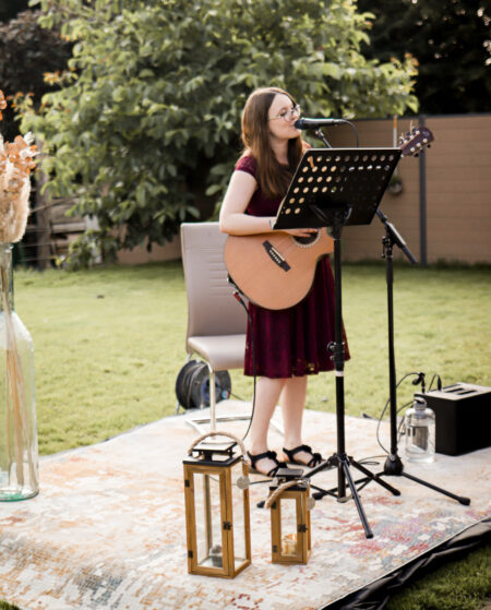 Hochzeitssängerin Hannah Stienen bei einem Gartenkonzert im Sommer