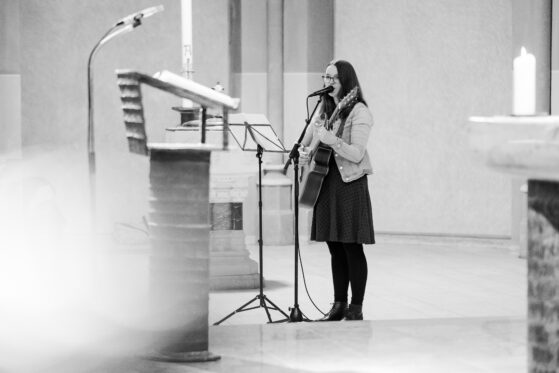 Lieder zur Beerdigung - Hannah Stienen in einer Kirche (schwarz - weiß)