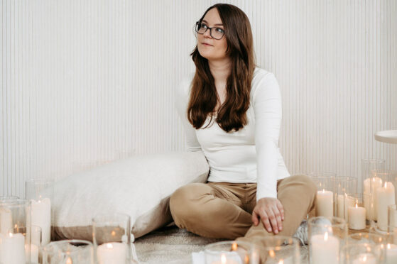 lieder-fuer-sternenkinder-hannah-stienen Sängerin Hannah Stienen sitzt in einem Kerzenmeer bei dem Videodreh für ihr Lied für Sternenkinder.