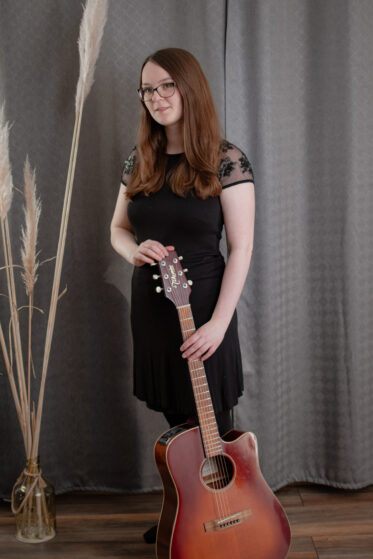lieder-zur-beerdigung-saengerin-nrw-hannah-stienen-(c)studiolaecheln Lieder zur Beerdigung - Hannah Stienen als Trauersängerin