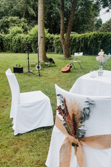 was-kostet-eine-hochzeitssaengerin-hannah-stienen Location für eine freie Trauung auf einer Wiese