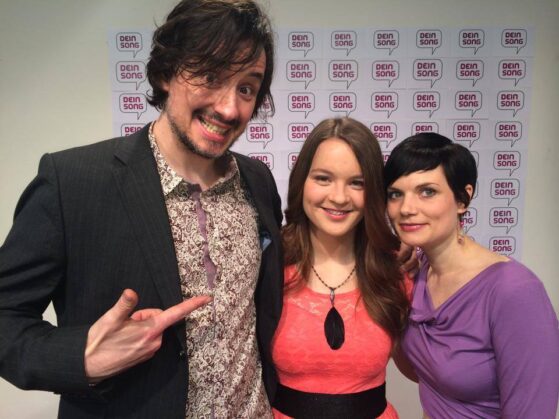 hannah-stienen-dein-song Hannah Stienen steht mit ihren Musikpaten - dem Duo Mrs. Greenbird - beim TV-Finale vor einer Dein Song wand.