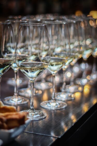 weihnachtsfeier-ideen-5 Das Bild zeigt eine Reihe Wein-Gläser zum Wein-Tasting als Aktivität für Weihnachtsfeiern.